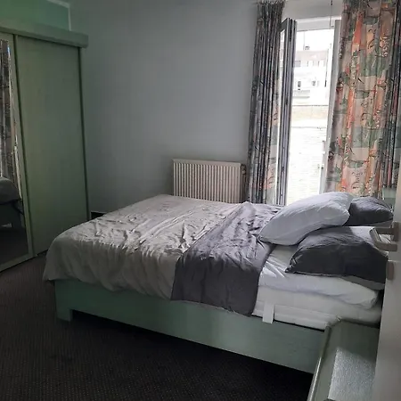 Cosy 3 Bedroom Near The T112 Apartment *